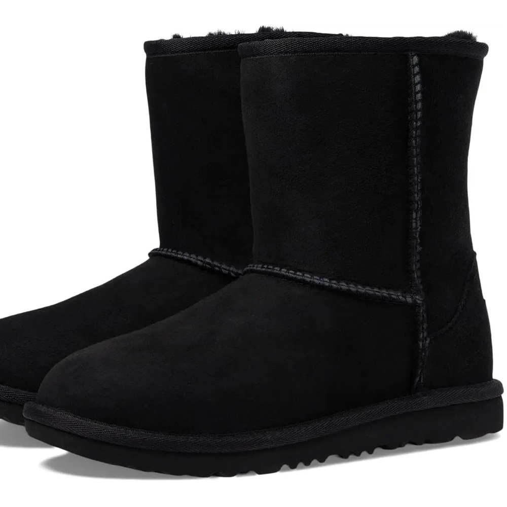 UGG Classic II (Big Kid) size 6 equivalent to a women’s 8-8 1/2 worn once w/box